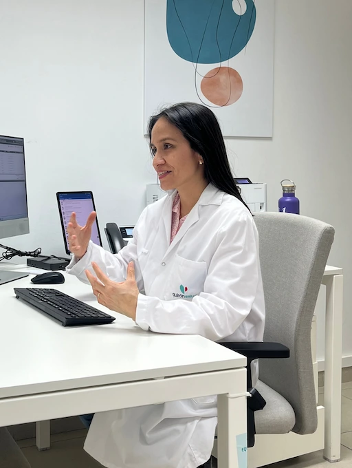 Doctora atendiendo a paciente